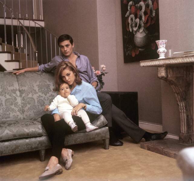 Alain Delon, son ex-femme Nathalie Delon (Francine Canovas de son vrai nom) et leur fils Anthony Delon, chez eux à Paris en 1964.