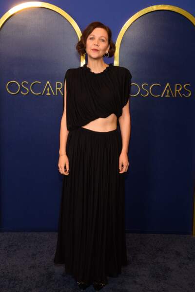 L'actrice Maggie Gyllenhaal était quant à elle habillée d'une robe asymétrique noire Khaite.