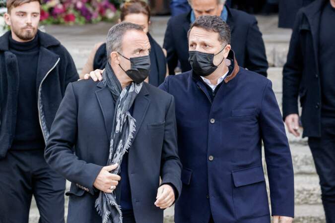 Nikos Aliagas et Arthur bouleversés à la sortie des obsèques de Jean-Pierre Pernaut en la Basilique Sainte-Clotilde à Paris le 9 mars 2022.