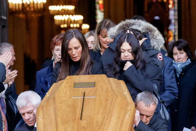 Nathalie Marquay et sa fille Lou en larmes devant le cercueil de Jean-Pierre Pernaut à la sortie des obsèques en la Basilique Sainte-Clotilde à Paris le 9 mars 2022.