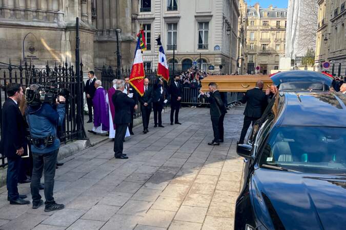 Le cercueil de Jean-Pierre Pernaut arrive à la Basilique Sainte-Clotilde à Paris le 9 mars 2022.