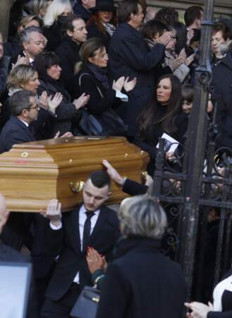 À la sortie de la basilique Sainte-Clotilde, Nathalie Marquay a fondu en larmes devant le cercueil de son époux Jean-Pierre Pernaut, le 9 mars 2022.