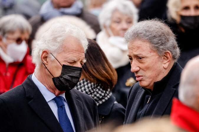 Robert Namias et Michel Drucker arrivent aux obsèques de Jean-Pierre Pernaut en la Basilique Sainte-Clotilde à Paris le 9 mars 2022.