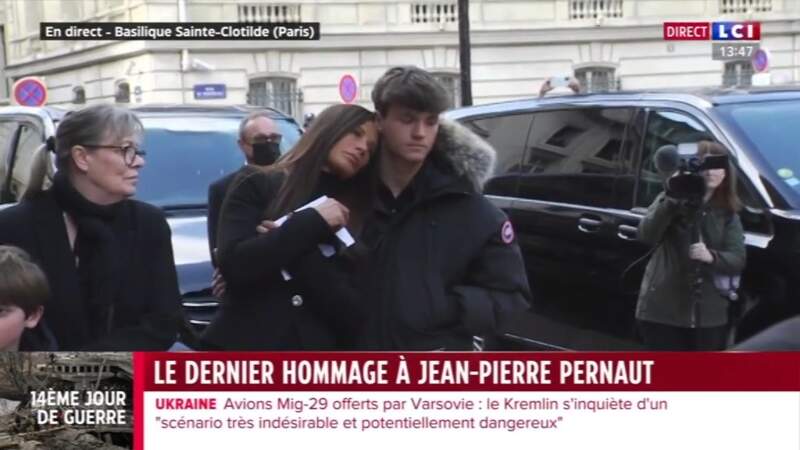 Nathalie Marquay et son fils Tom à la sortie des obsèques de Jean-Pierre Pernaut en la Basilique Sainte-Clotilde à Paris le 9 mars 2022.