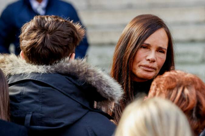 Nathalie Marquay et son fils Tom Pernaut arrivent aux obsèques de Jean-Pierre Pernaut en la Basilique Sainte-Clotilde à Paris le 9 mars 2022.