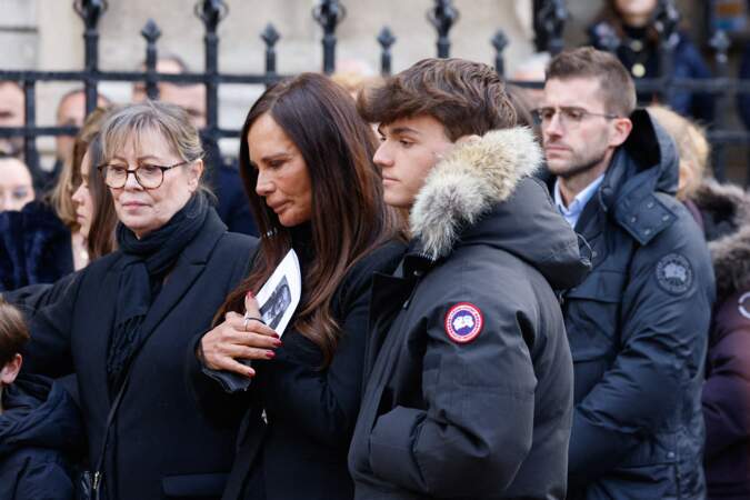 Nathalie Marquay et son fils Tom très éprouvés à la sortie des obsèques de Jean-Pierre Pernaut en la Basilique Sainte-Clotilde à Paris le 9 mars 2022. 