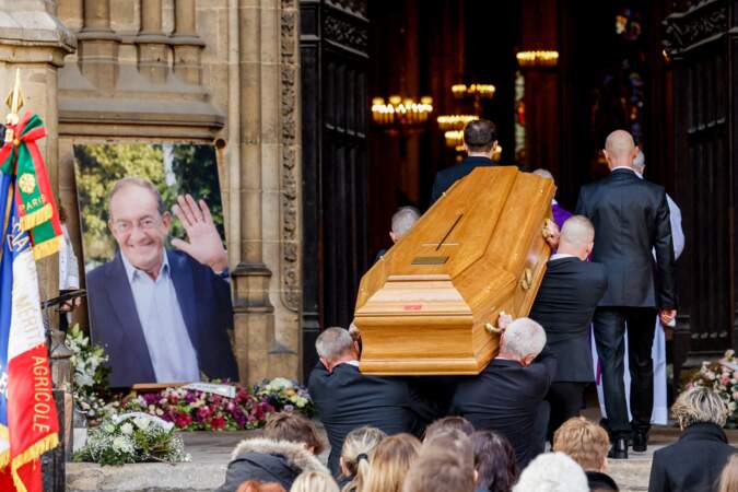 Le cercueil de Jean-Pierre Pernaut fait son entrée dans la Basilique Sainte-Clotilde à Paris le 9 mars 2022.