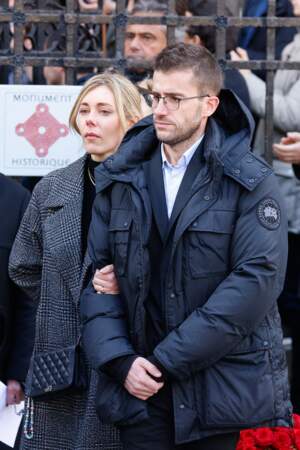 Olivier Pernaut et sa femme à la sortie des obsèques de Jean-Pierre Pernaut en la Basilique Sainte-Clotilde à Paris le 9 mars 2022. 