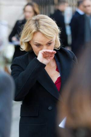 Cécile de Ménibus en larmes à la sortie des obsèques de Jean-Pierre Pernaut en la Basilique Sainte-Clotilde à Paris le 9 mars 2022.
