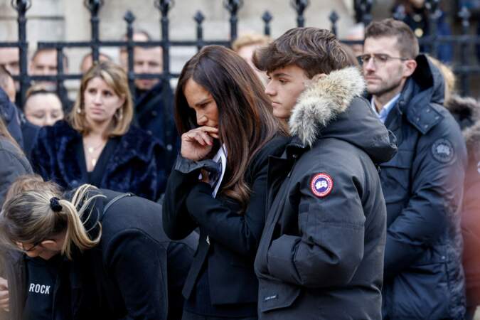 Nathalie Marquay en larmes aux côtés de son fils Tom à la sortie des obsèques de Jean-Pierre Pernaut en la Basilique Sainte-Clotilde à Paris le 9 mars 2022. 