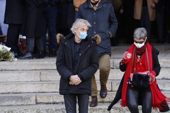 Gilles Verdez et Isabelle Morini-Bosc à la sortie des obsèques de Jean-Pierre Pernaut en la Basilique Sainte-Clotilde à Paris le 9 mars 2022.