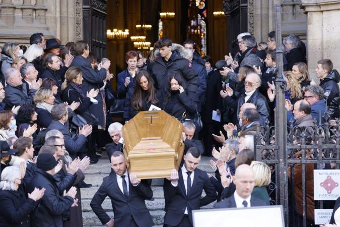 Bouleversée, Nathalie Marquay et sa fille Lou ont suivi le cortège à la sortie des obsèques en la Basilique Sainte-Clotilde à Paris le 9 mars 2022. 