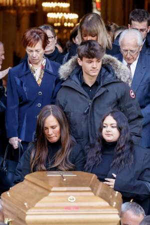 Nathalie Marquay et ses enfants Lou et Tom n'ont pu contenir leur émotion à la sortie des obsèques de Jean-Pierre Pernaut en la Basilique Sainte-Clotilde à Paris le 9 mars 2022.