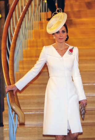 La robe manteau blanc crème Alexander McQueen, portée par Kate Middleton, le 30 juillet 2017