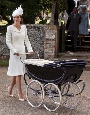 Kate Middleton, en robe manteau Alexander McQueen le 5 juillet 2015