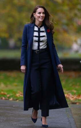 Le chemisier style marin Alexander McQueen, vu sur Kate Middleton, le 10 novembre 2021