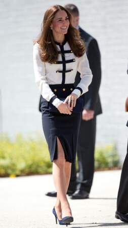 Kate Middleton et son ensemble d'inspiration marine Alexander McQueen, le 18 juin 2014