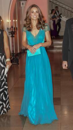 La robe Jenny Packham bleu cyan, portée par Kate Middleton le 8 novembre 2018