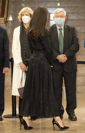 La reine Letizia d'Espagne de dos, lors du concert "XX In Memoriam" à Madrid le 10 mars 2022.