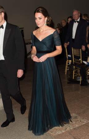 La robe en tulle bicolore Jenny Packham, portée par Kate Middleton, le 9 décembre 2014