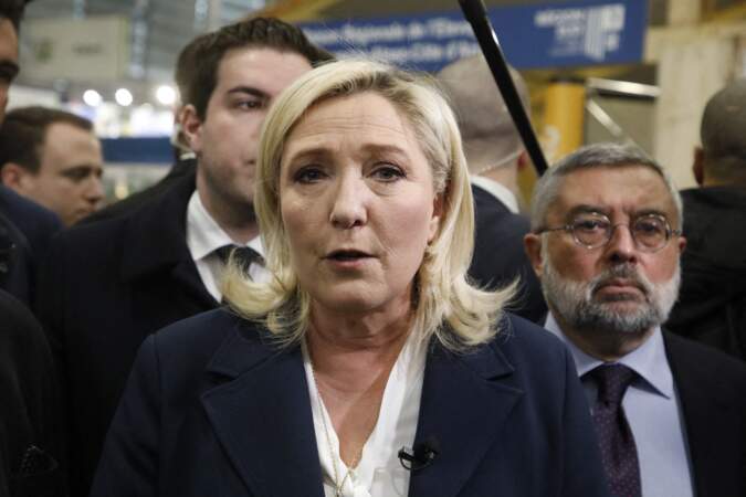 Marine Le Pen, la candidate du Rassemblement national (RN) à l'élection présidentielle 2022, est allée faire une visite au Salon de l'agriculture à Paris le 2 mars 2022