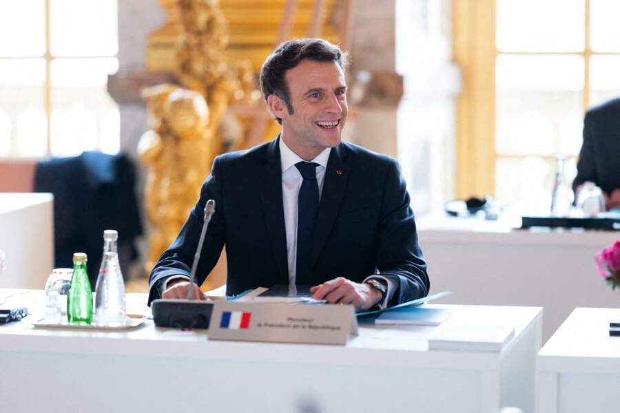 Le chef de l'État Emmanuel Macron se trouvait au château de Versailles le 11 mars 2022 pour un sommet informel des. chefs d'état et de gouvernement de l'Union Européenne