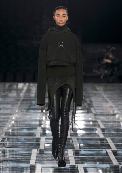 Cuissardes moulantes au défilé Givenchy prêt-à-porter automne-hiver 2022