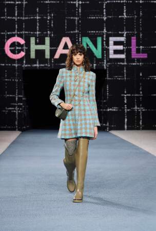 Cuissardes effet caoutchouc, défilé Chanel prêt-à-porter automne-hiver 2022