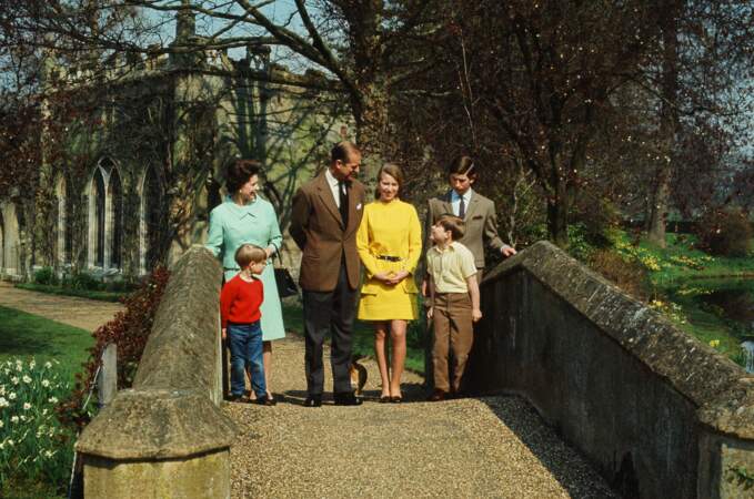 La reine Elizabeth II et le prince Philip, aux côtés de leurs enfants, la princesse Anne, le prince Charles, le prince Andrew et le prince Edward, dans le parc du château de Windsor, en 1968.