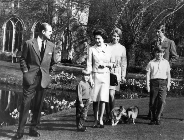 Le prince Philip, la reine Elizabeth II, lors d'une promenade avec leurs quatre enfants, au château de Windsor, en avril 1968.