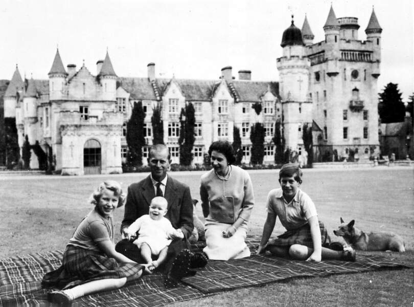 La reine Elizabeth II et le prince Philip, entourés de leurs enfants la princesse Anne, le prince Andrew et le prince Charles, au château de Balmoral, le 6 septembre 1960.