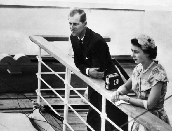 Le prince Philip et la reine Elizabeth II se rendent sur l'écluse Miraflores du Canal de Panama, le 30 novembre 1953.