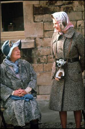 La reine Elizabeth II accompagnée de sa mère en 1973.