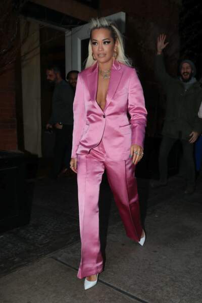 Rita Ora arbore un total look rose dans les rues de New York dont  une veste rose décolletée, le 16 janvier 2019. 