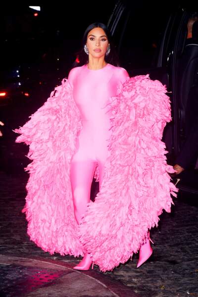 Kim Kardashian dans une combinaison moulante rose au club Zero Bond à New York, le 9 octobre 2021.