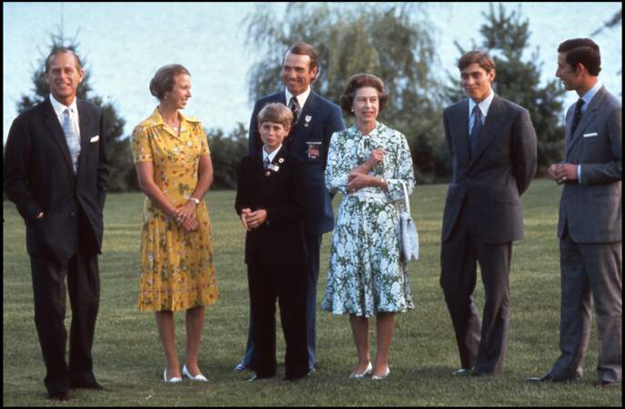 La reine Elizabeth II et le prince Philip entourés de la princesse Anne, le prince Edward, Mark Phillips, le prince Andrew et le prince Charles, au Canada, en 1976.