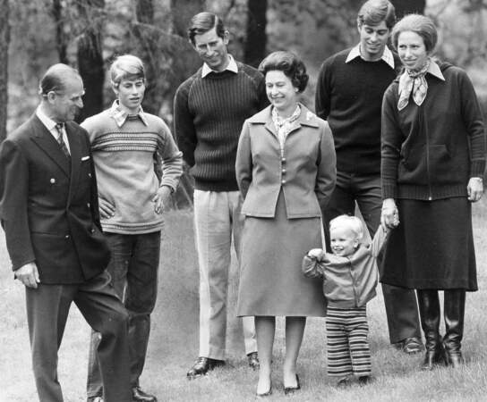 La reine Elizabeth II, le prince Philip, le prince Edward, le prince Charles, le prince Andrew, la princesse Anne et son fils Peter Philips, à Balmoral, en 1979.
