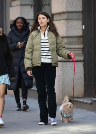 Suri Cruise balade son chien à New York avec une amie le 14 mars 2022.