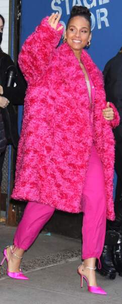 Alicia Keys porte le total look rose fuchsia à la sortie des studios de ABC à New York, le 8 mars 2022.