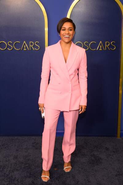 Ariana Debose portait un ensemble blazer rose lors de la soirée pré-Oscar 2022, le 7 mars à Los Angeles.