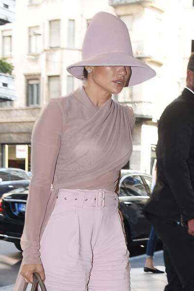 Jennifer Lopez, vêtue de rose pastel de la tête aux pieds à l'occasion de la fashion week. Le 19 septembre 2019.