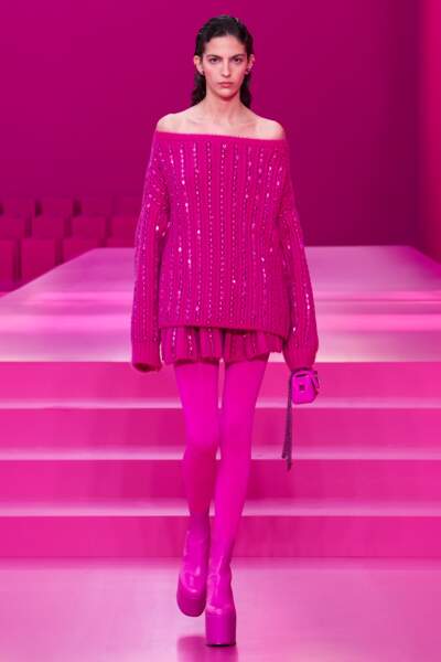 Maille rose (sur fond rose) chez Valentino automne-hiver 2022