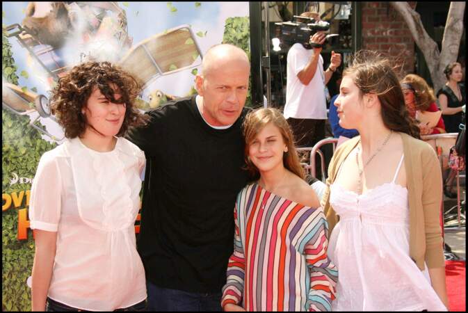 L'acteur américain Bruce Willis accompagné de ses trois filles à Los Angeles en 2006, alors divorcé de Demi Moore depuis six ans. 