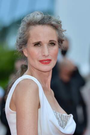 A 63 ans, Andie McDowell a créée la surprise à Cannes avec ses cheveux gris, le 7 juillet 2021