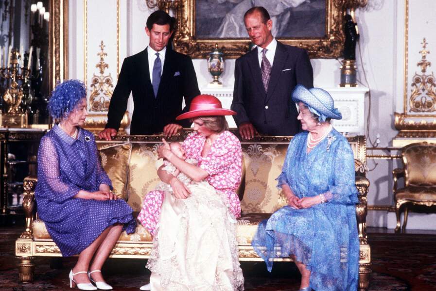 La reine Elizabeth II, le prince Philip, avec le prince Charles, la princesse Diana et leur fils, le prince William, le jour de son baptême, au palais de Buckingham, à Londres, le 4 août du 1982.