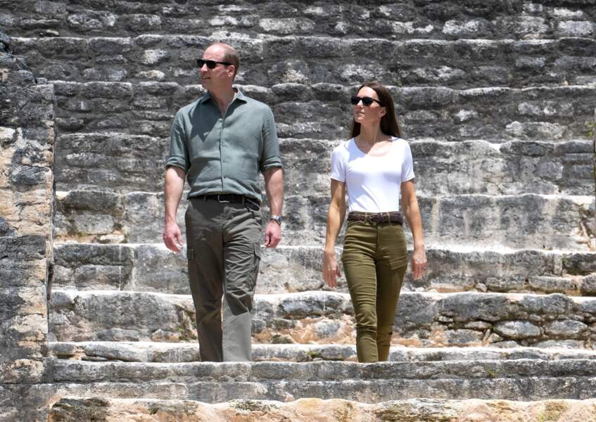 Le prince William, duc de Cambridge, et Kate Middleton, duchesse de Cambridge, en pleine visite d'un temple maya à Belize, le 21 mars 2022.
