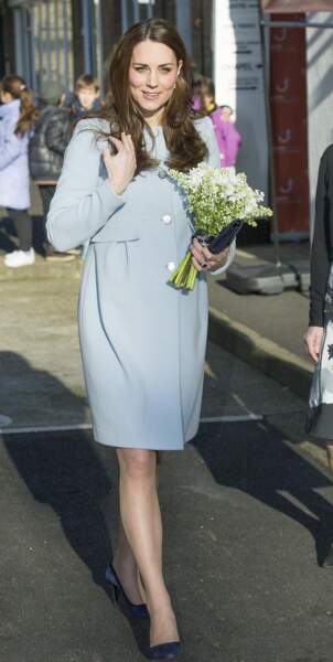 Kate Middleton est vêtue d'un manteau bleu ciel de la marque française Séraphine, le 19 janvier 2015. 