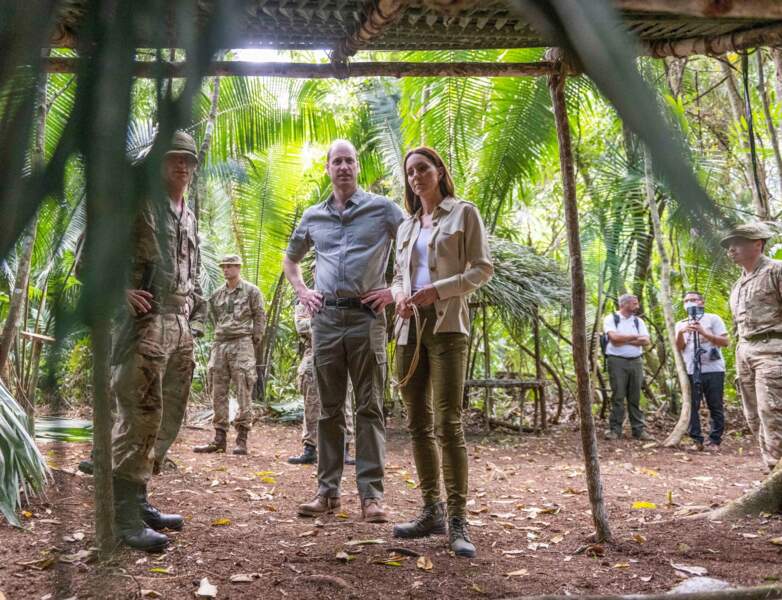 Le prince William, duc de Cambridge, et Catherine (Kate) Middleton, duchesse de Cambridge, admiratifs de leur abri fait au plus profond de la forêt de Chiquibul au Belize, le 21 mars 2022.
