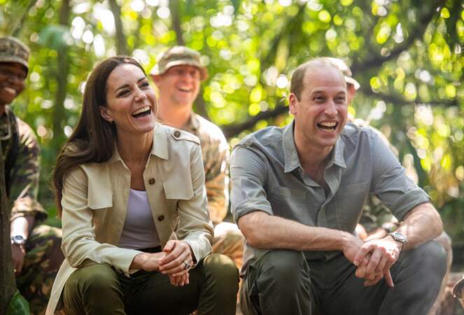Le prince William, duc de Cambridge, et Kate Middleton, duchesse de Cambridge, divertis par les militaires présents à Caracol, au plus profond de la forêt de Chiquibul (Belize), le 21 mars 2022.
