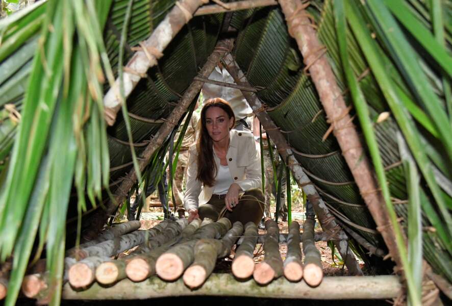 Kate Middleton, duchesse de Cambridge, en leine construction d'un abri au plus profond de la jungle dans la forêt de Chiquibul au Belize, lors de leur tournée dans les Caraïbes au nom de la reine pour marquer son jubilé de platine. Belize, le 21 mars 2022.
